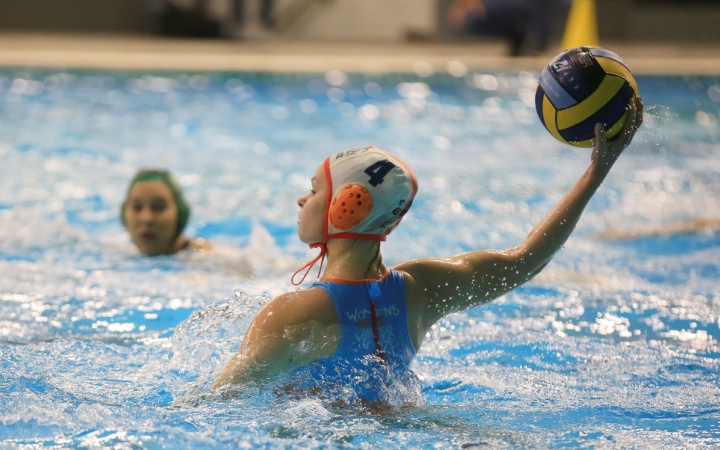 Hibátlanok rangadója az uszodában