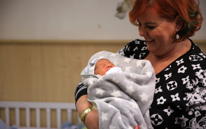 Megszületett Dániel, a dunaújvárosi menekültszálló első babája