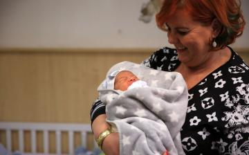 Megszületett Dániel, a dunaújvárosi menekültszálló első babája