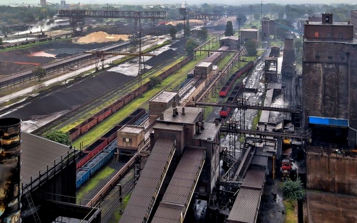 Pengeélen táncol, könnyen csődbe kerülhet a kokszoló