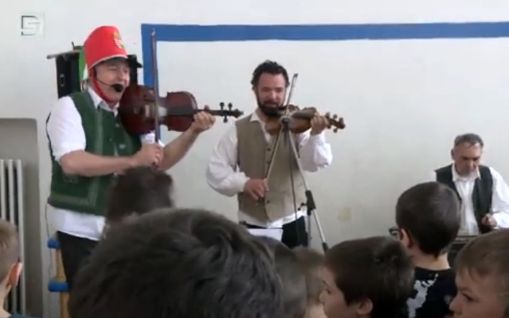 DSTV: ünnepre hangolt a Hetedhét zenekar