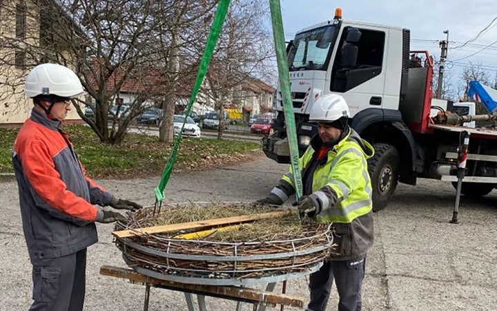 Új gólyafészek készült, és már leendő gazdájára vár az építmény
