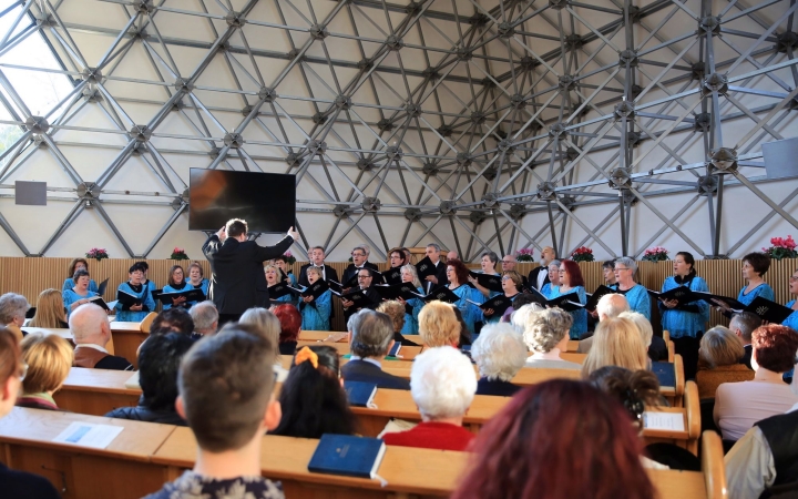 Csodálatos virágvasárnapi koncerttel kezdte a húsvéti ünnepkört a Dunaújvárosi Vegyeskar