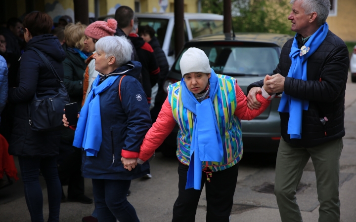 Ragyogj kékben! – sikeres akciót szerveztek az autizmus világnapjára időzítve (galériával)
