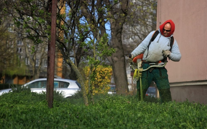 Már munkában a fűkaszák