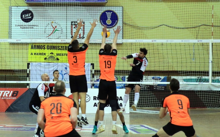 Nem hibázhatnak a röplabdázók