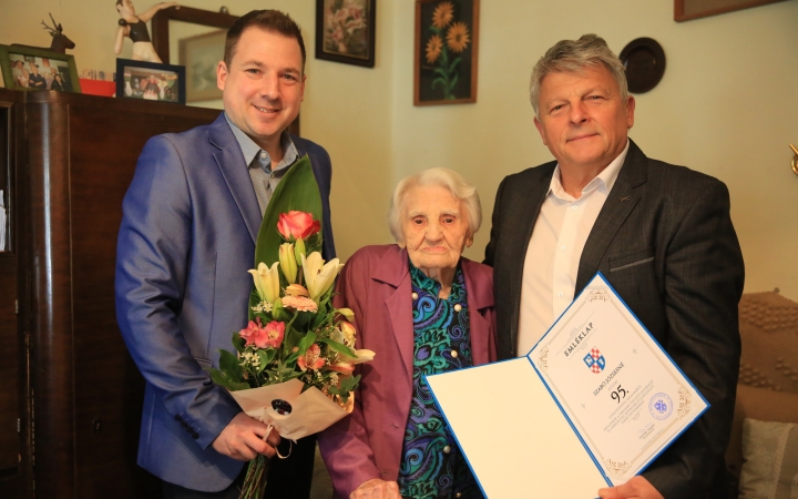 Boldog születésnapokat ültek