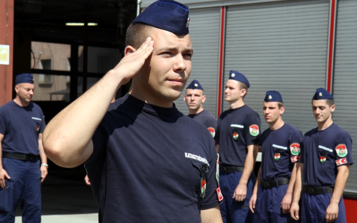 Új tűzoltók köszöntése Dunaújvárosban