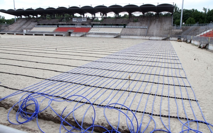 Stadion: már a fűtéscsöveket fektetik