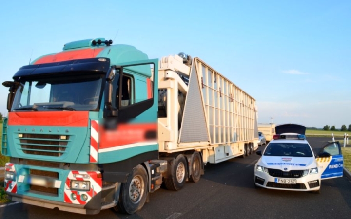 Minden kihágást összehozott a kamionos