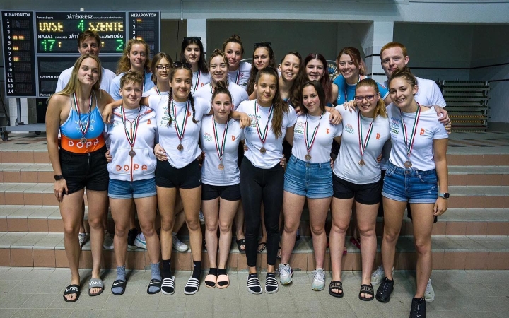 Szépen fénylő dunaújvárosi bronzérem