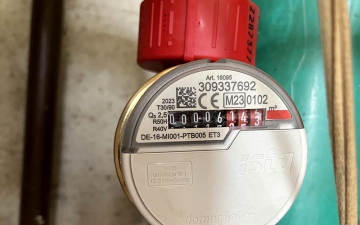 Zajlik a melegvíz-mérők leolvasása