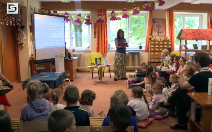 DSTV: "Világpuszi" a gyermekkönyvtárban