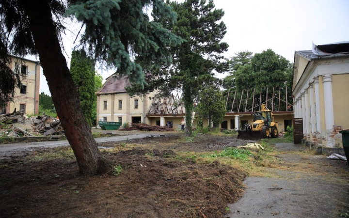Gyors ütemben zajlik a Mondbach-kúria felújítása