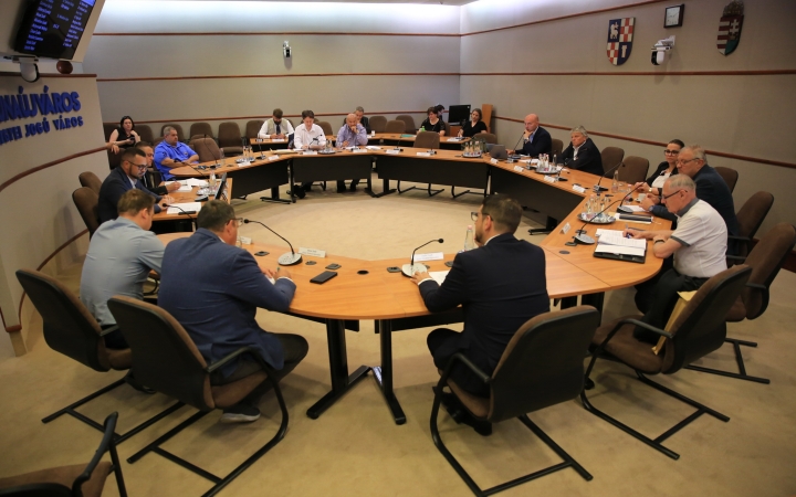 Kilenc halaszthatatlan téma szerepelt a rendkívüli közgyűlés napirendjén