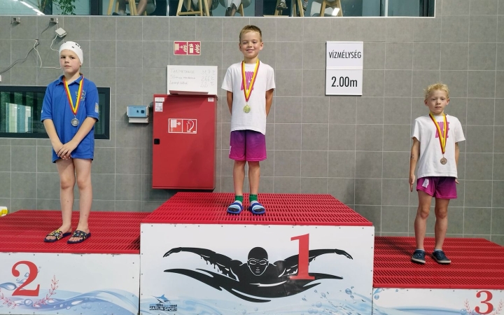 Hazai éremeső az uszodában