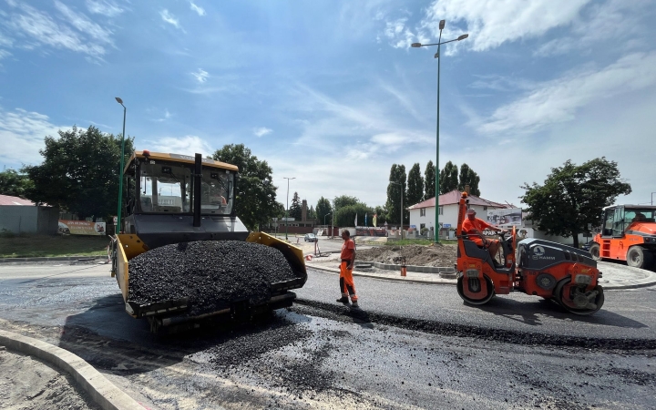 Végre közeledik a beruházás vége: már aszfaltoznak a vasútállomásnál