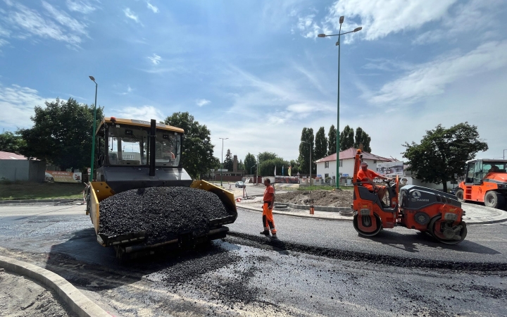 Végre közeledik a beruházás vége: már aszfaltoznak a vasútállomásnál