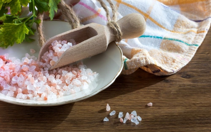Miért jobb megoldás a hagyományos asztali só helyett a parajdi és a Himalája só?