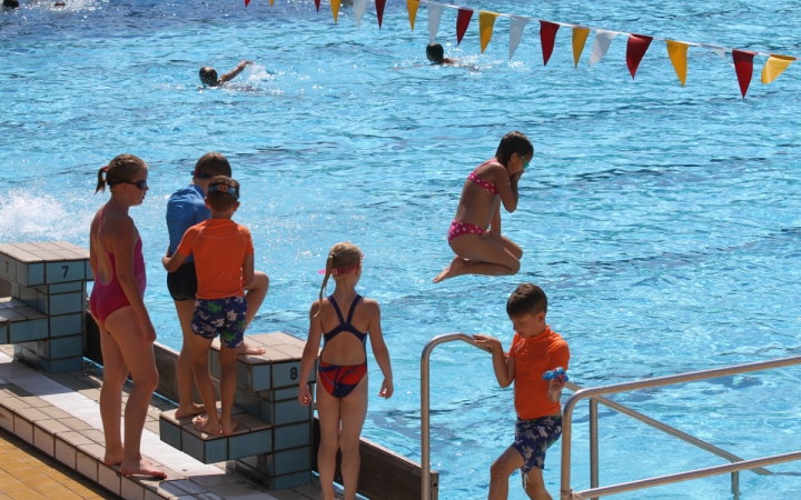 Üdítő hír a kánikulában: meghosszabbították az uszoda nyitva tartását