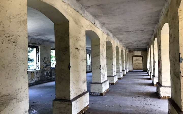 Az egykori laktanyaépület a város szélén