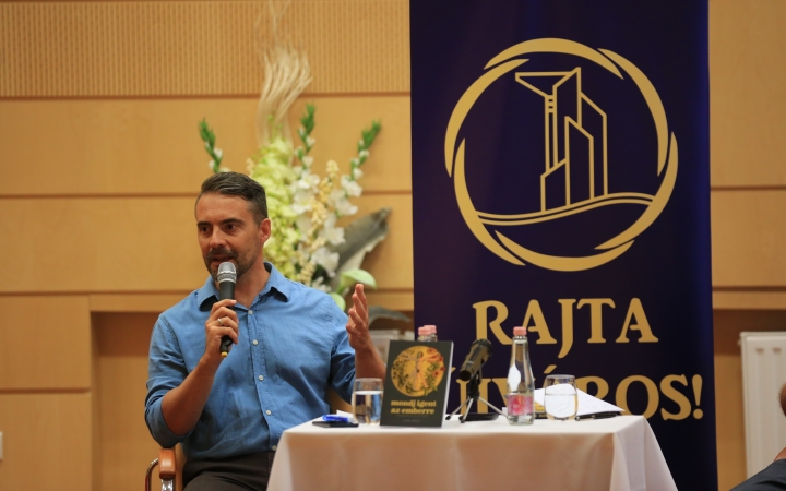 Dunaújvárosi Estek: tárlattal és kötetbemutatóval érkezett Vona Gábor 