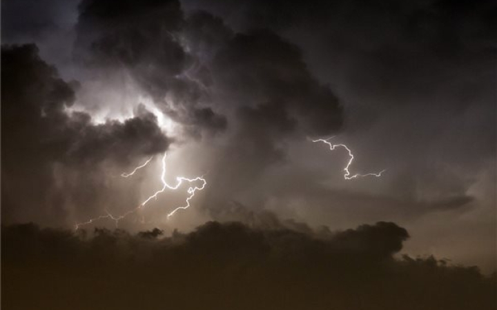 Kánikula mellé orkán és eső - piros riasztást adtak ki a várható viharok miatt