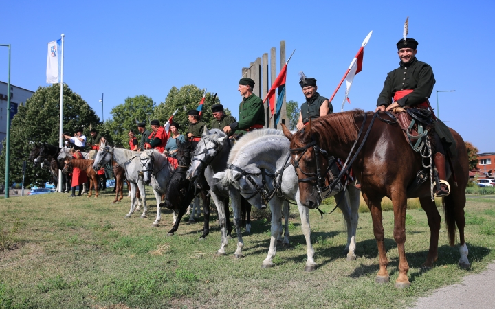 Ismét útba ejtették városunkat a lovas hagyományőrzők (galériával)