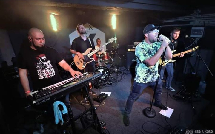 Tíz éve tolja, nagyon készül a KönyvTér bulijára is a Névtelen Utca zenekar