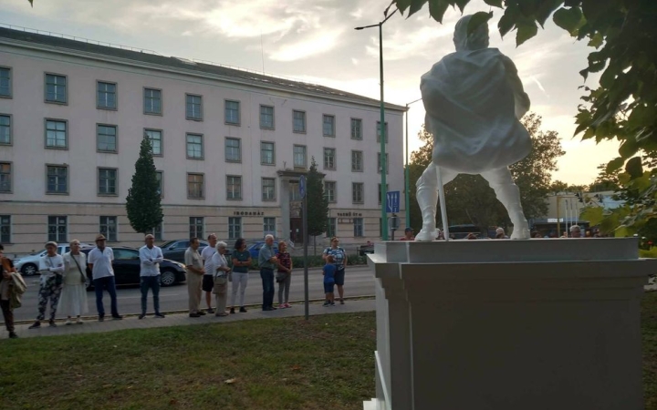 És akkor bevágtatott a térre a ló nélküli lovas