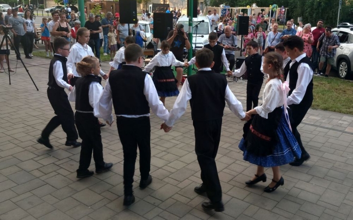 Táncos kavalkád a piacon