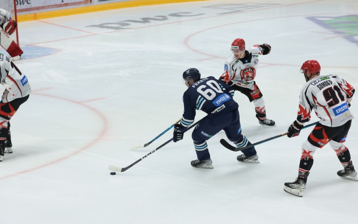 Két harmad alatt eldöntötték az Acélbikák a szezonnyitót
