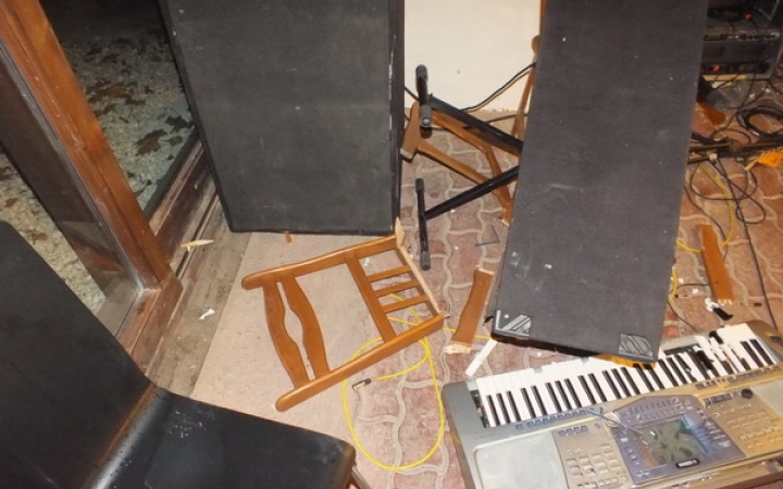 Szétverték a zenekar hangszereit, mert elhallgatott a zene a buliban