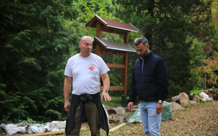 Elkészült a mezítlábas park, kivágták az elpusztult lucfenyőket a város "zöld szigetén"