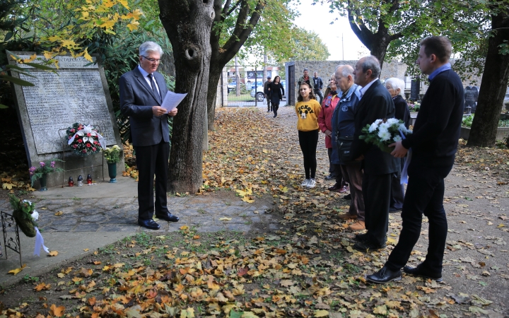 Dunapentele világháborús áldozatainak emléke előtt tisztelegtek