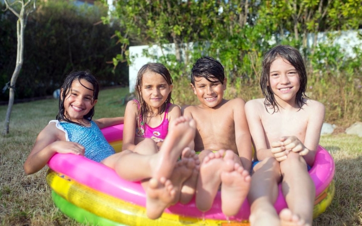 Védd alátétfóliával a medencét!