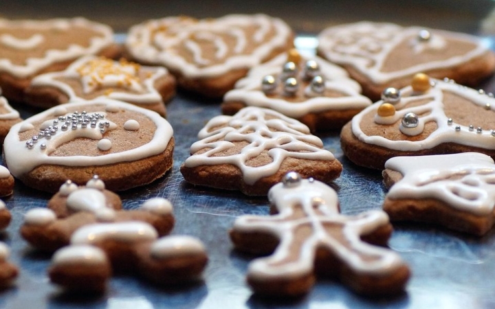 Harmonika, mézeskalács-díszítés és teaparti a piacon