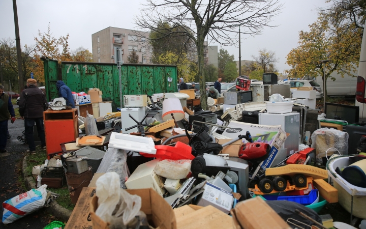 Több tonnányi lom ment a szemétbe