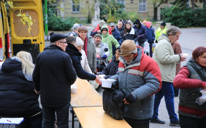 Ételt osztottak, ami minden napra igényelhető