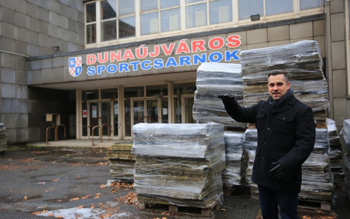 Zajlik a sportcsarnok felújítása