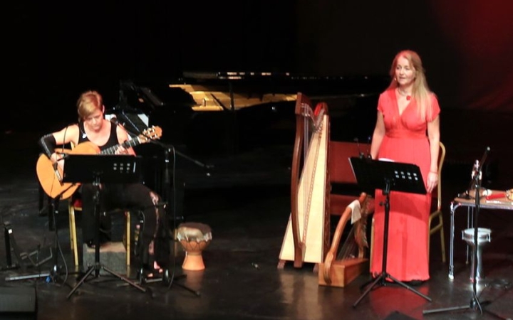 Ünnepváró dallamok a Zenélő Cukrászda sorozatában