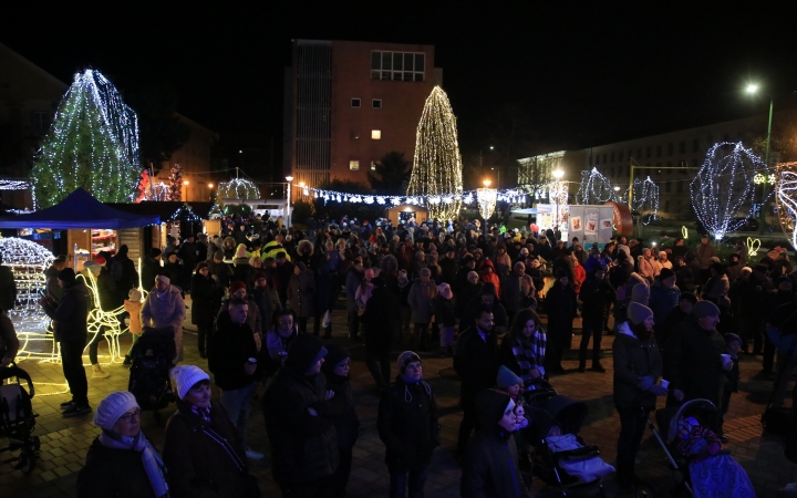 Folytatódik a forgatag a Városháza téren