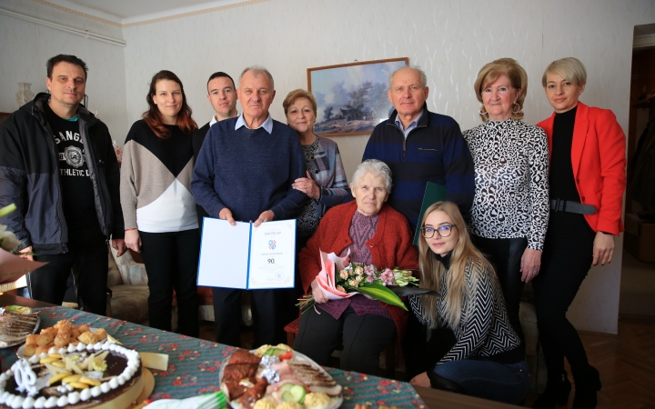 Boldog születésnap a család körében