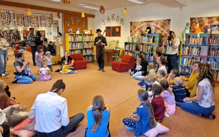 Hangolódás és meglepetés a könyvtárban