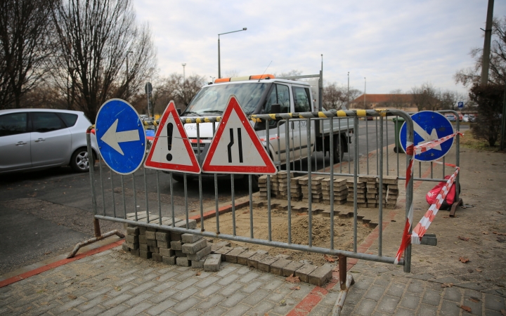 Átadtak egy felújított járdaszakaszt az Alkotás utcában, és lesz folytatás