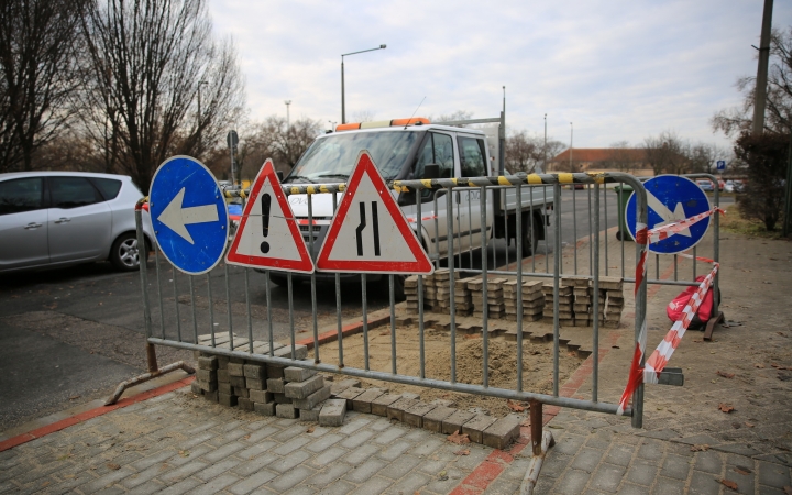 Átadtak egy felújított járdaszakaszt az Alkotás utcában, és lesz folytatás