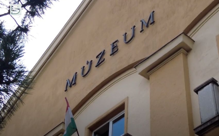 DSTV: dokumentumok és talapzat a műtárgyak között