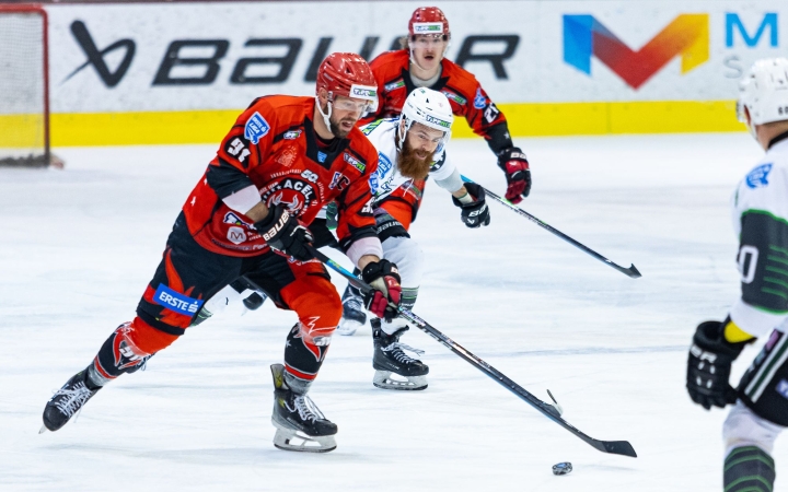 Zöld-fehér hajrásiker a jégcsarnokban