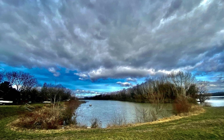 Nem bekopog a tavasz, hanem ránk dönti az ajtót a széllel