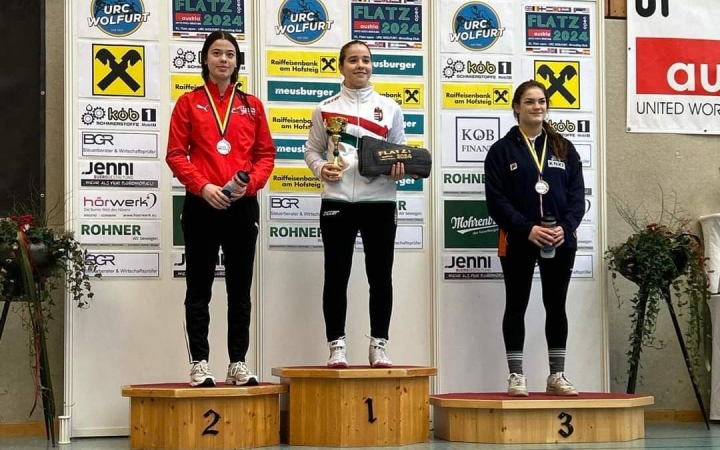 Fényes érmek a szőnyegen